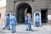 guard-prague-castle-3