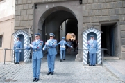 guard-prague-castle2